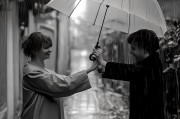 雨中温情，如何优雅地领取那份别人送的伞